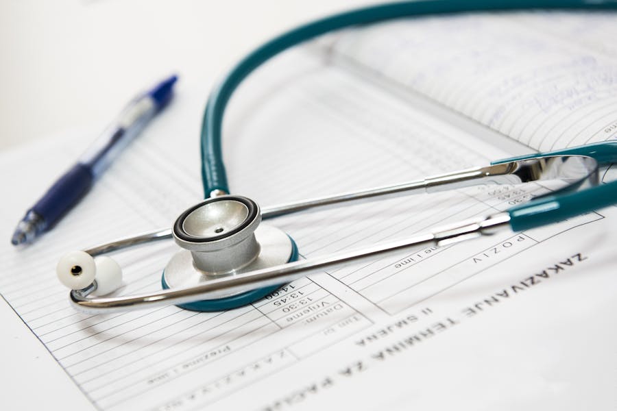 How much does a GP get paid in Australia? 2 Experience as a general practitioner (GP) in Australia