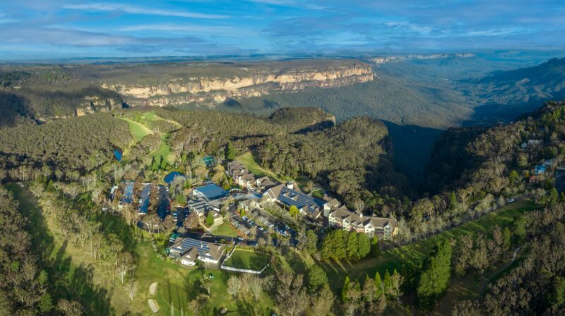 Who owns the Fairmont hotel Blue Mountains? 2 Fairmont hotel Blue Mountains