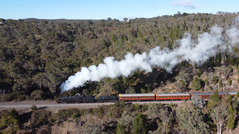 How long is train travel from Sydney to Katoomba? 1 How long is train travel from Sydney to Katoomba