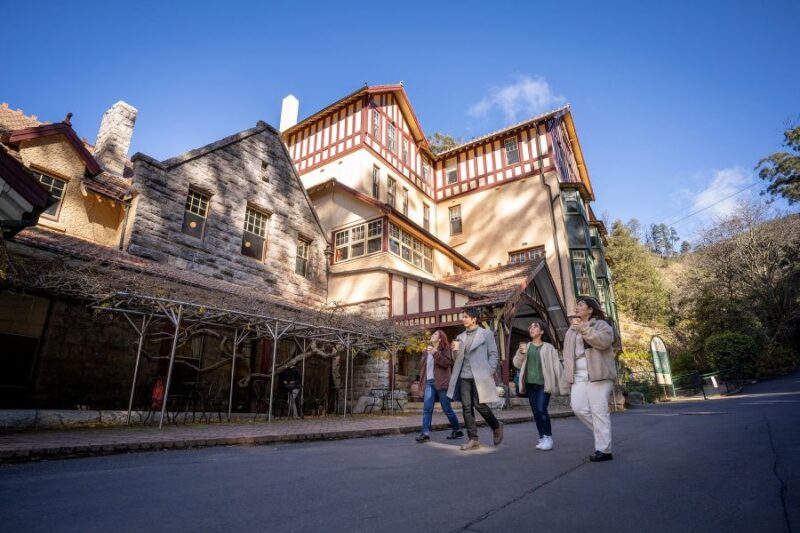 What is Jenolan Caves House?