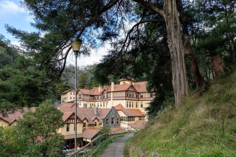 Why is Jenolan Caves House closed?