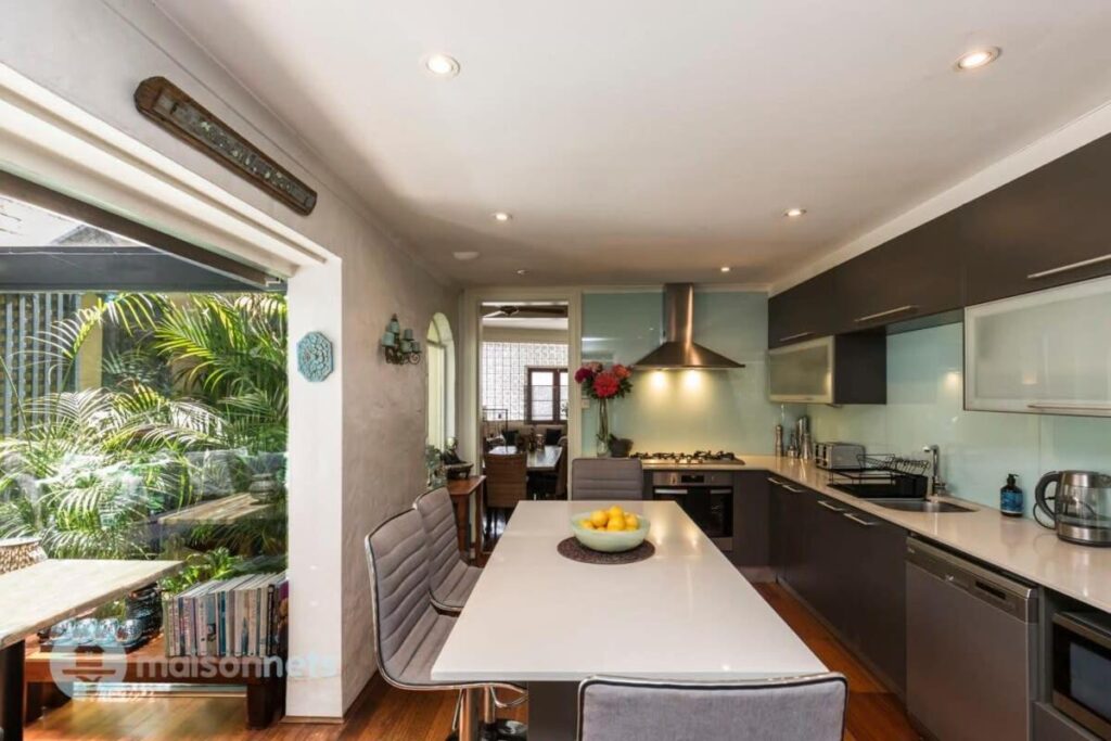 3 Bedroom House With Large Courtyard & City Views