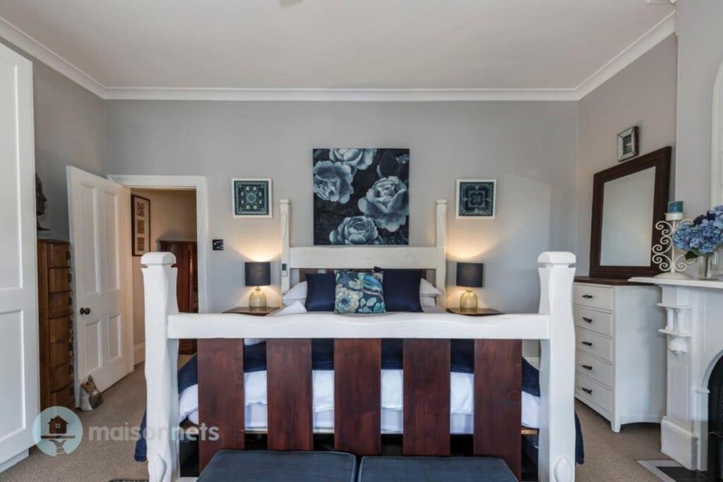 3 Bedroom House With Large Courtyard & City Views