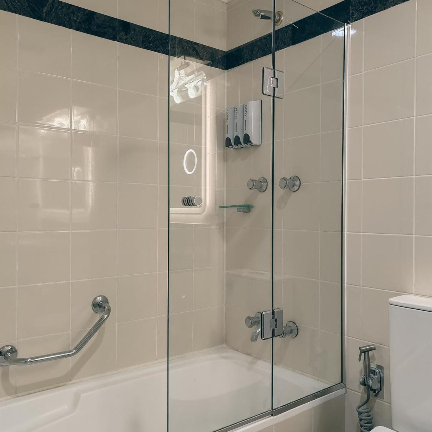 Chic Darling Harbour Oasis in the Heart of Sydney, 2BR 2BA, Resort-Style Amenities