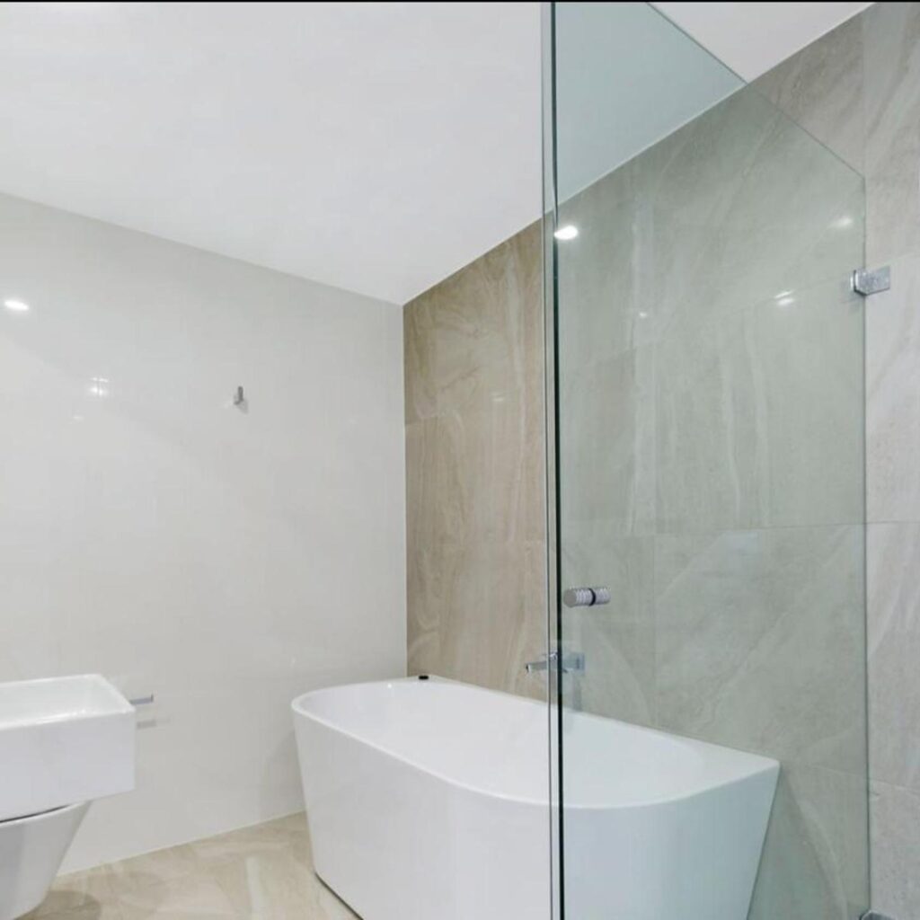 Comfort Living - 3 Bedroom sleeps 6 , parking, pool, other amenities - Near Showgrounds, NO PARTIES 3 Comfort Living - 3 Bedroom sleeps 6 , parking, pool, other amenities - Near Showgrounds, NO PARTIES
