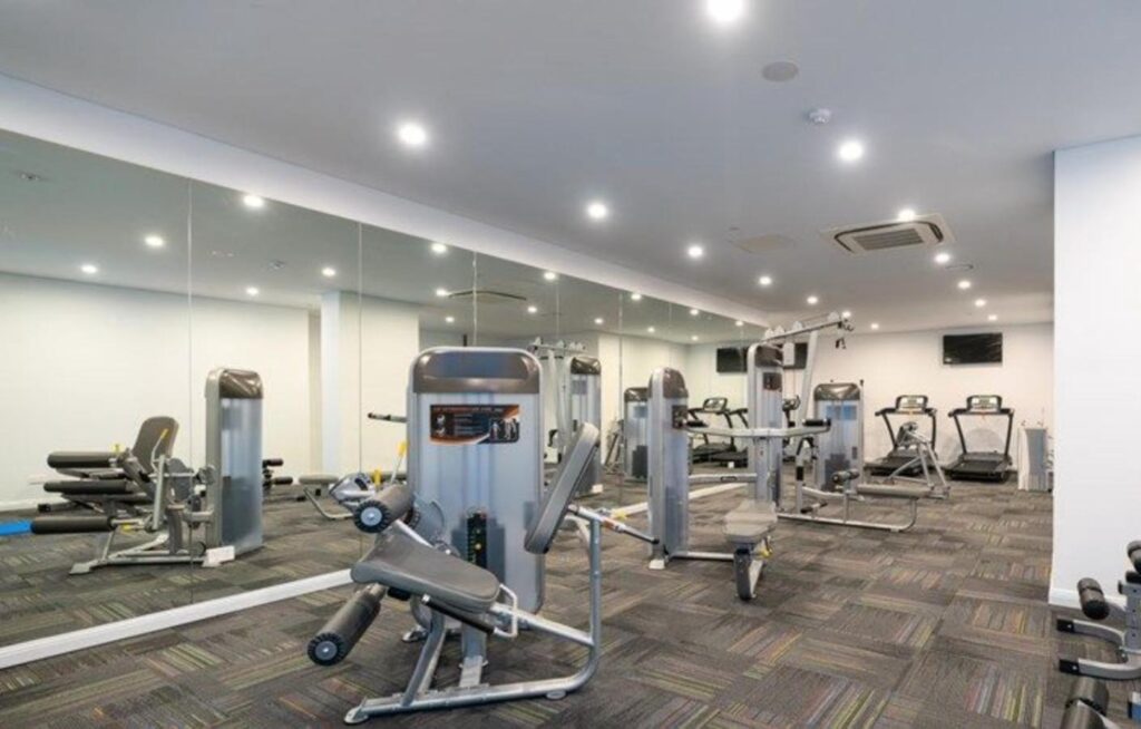 Comfort Living - 3 Bedroom sleeps 6 , parking, pool, other amenities - Near Showgrounds, NO PARTIES 7 Comfort Living - 3 Bedroom sleeps 6 , parking, pool, other amenities - Near Showgrounds, NO PARTIES