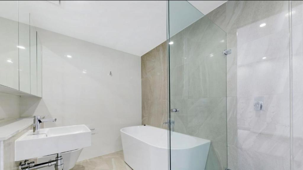 Comfortable Living - NO PARTIES- 3 Bedroom sleeps 6, parking, pool, other amenities - Near Showgrounds 11 Comfortable Living - NO PARTIES- 3 Bedroom sleeps 6, parking, pool, other amenities - Near Showgrounds
