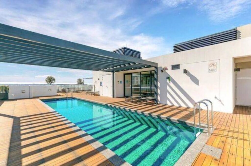 Modern Spacious City Pad with Rooftop Pool and Gym