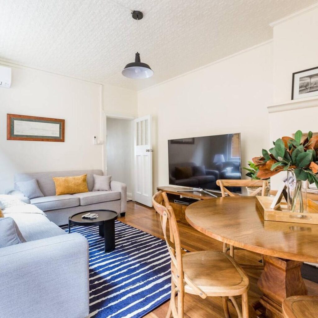 'Two of a Kind' Heritage Stay with Harbour Views