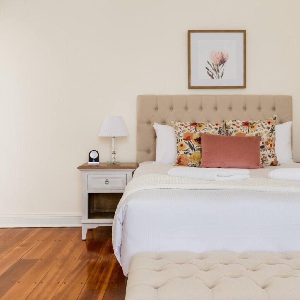 'Two of a Kind' Heritage Stay with Harbour Views