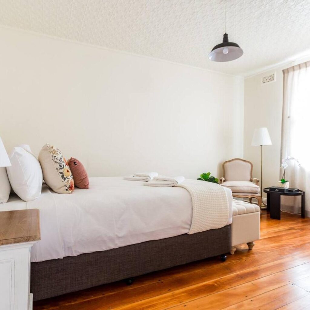 'Two of a Kind' Heritage Stay with Harbour Views