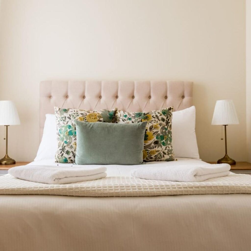 'Two of a Kind' Heritage Stay with Harbour Views