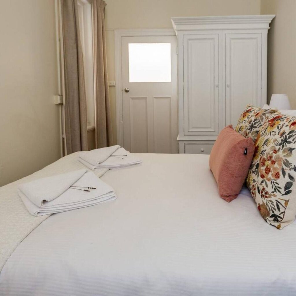 'Two of a Kind' Heritage Stay with Harbour Views