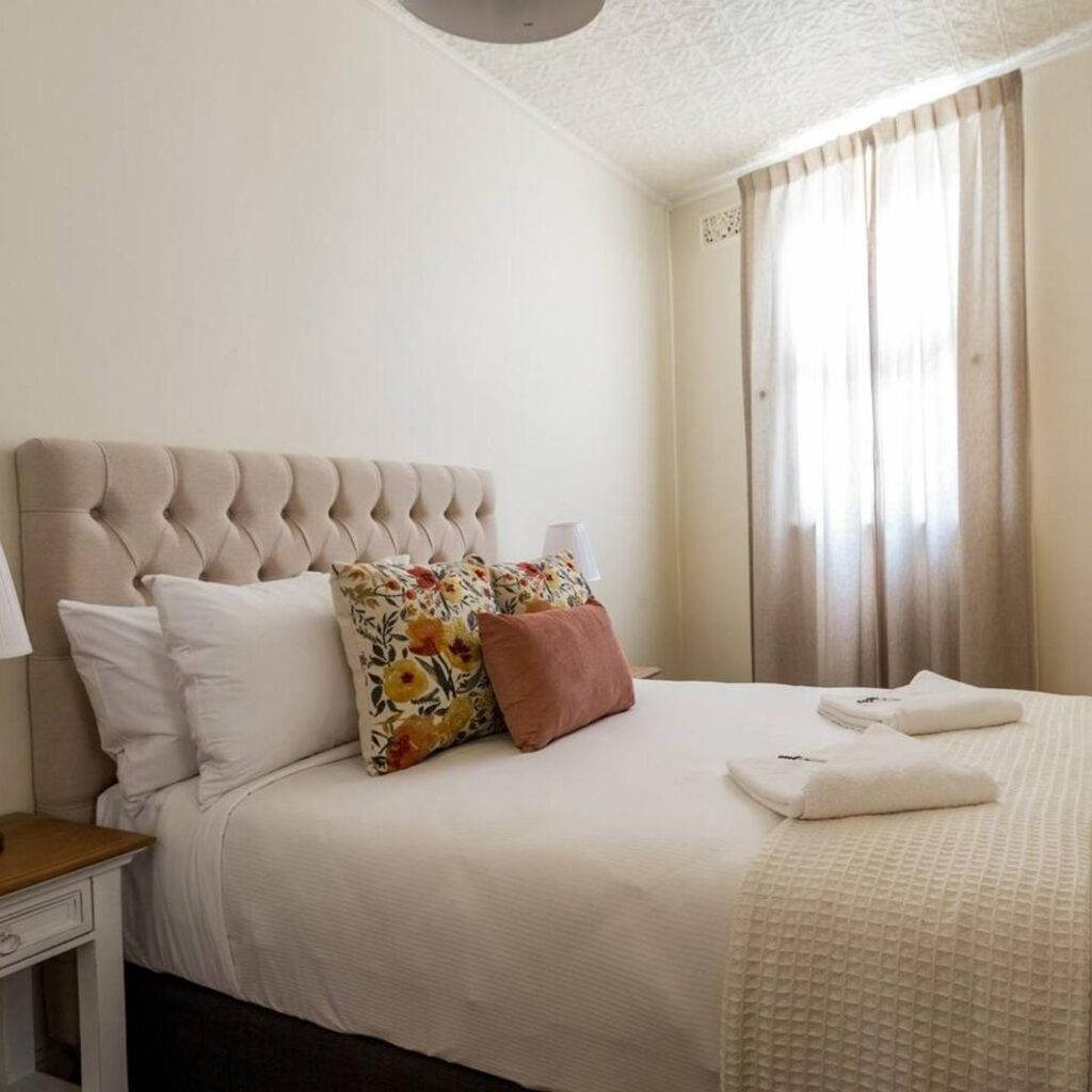 'Two of a Kind' Heritage Stay with Harbour Views