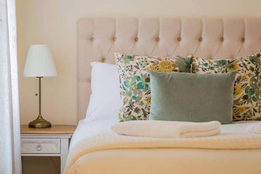 'Two of a Kind' Heritage Stay with Harbour Views
