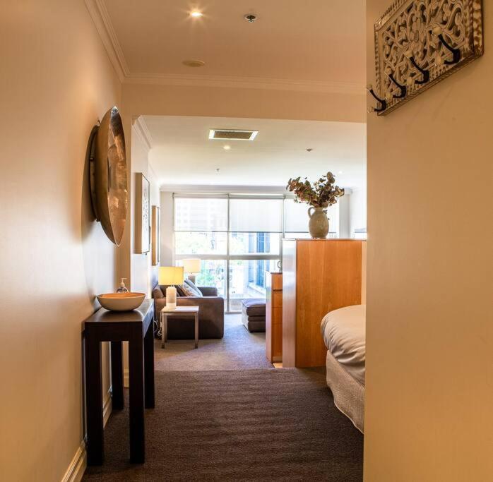 Great Studio Apartment with Balcony Bond1009 Self- Catering 5 Great Studio Apartment with Balcony Bond1009 Self- Catering