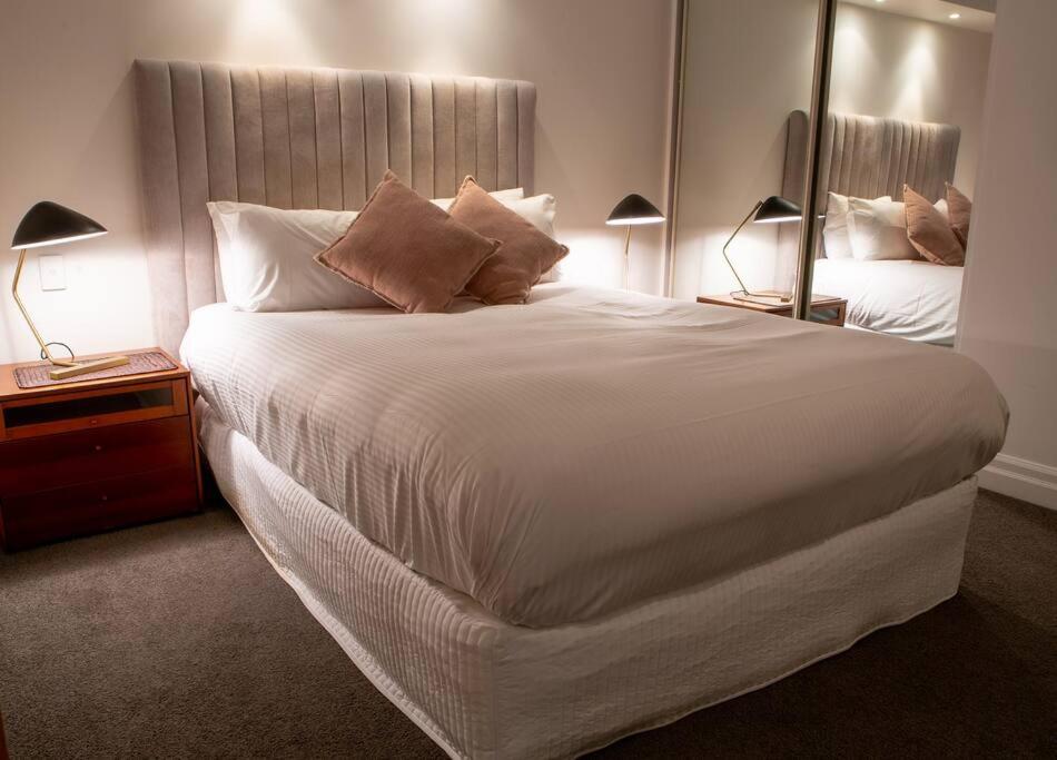 Great Studio Apartment with Balcony Bond1009 Self- Catering 8 Great Studio Apartment with Balcony Bond1009 Self- Catering