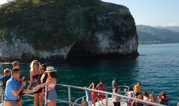 Guests partying at the Fiji island cruise 