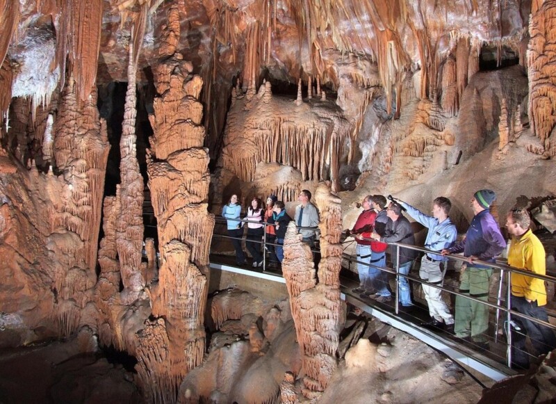 Which is the oldest cave in the world? 1 Caves Blue Mountains