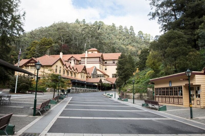 What can you do at Jenolan Caves house?