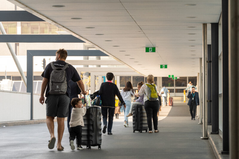 Do I have to go through customs for international connecting flight in Sydney? 1 Do I have to go through customs for international connecting flight in Sydney?