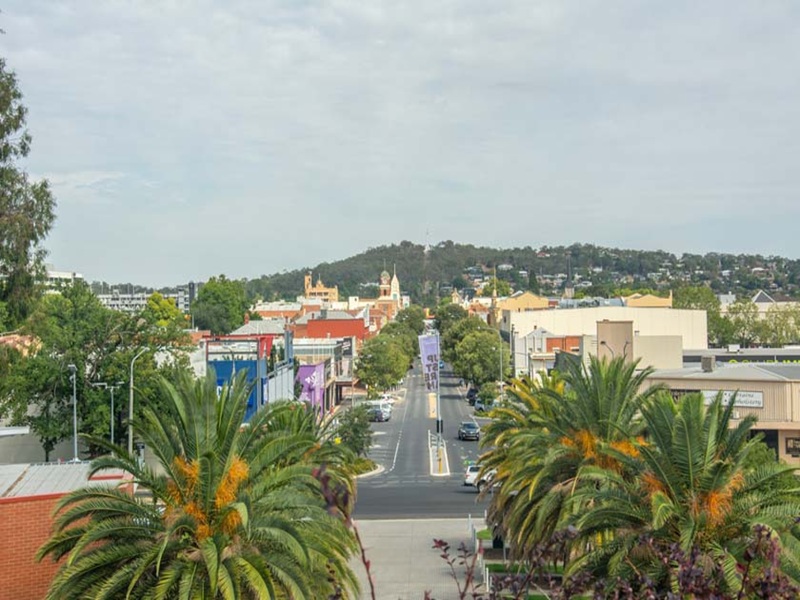 What’s a good town in which to overnight on the drive between Sydney and Melbourne