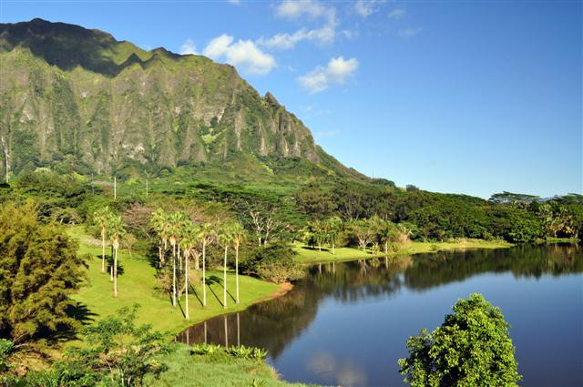How much does it cost to go to the Botanical Gardens on Oahu? 2