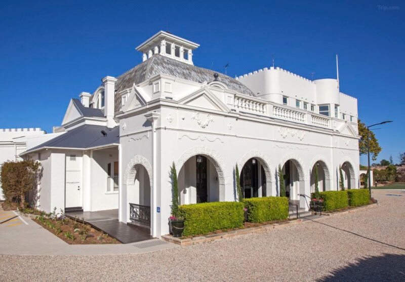 Who owns Hydro Majestic Hotel? 3 Hydro Majestic Blue Mountains